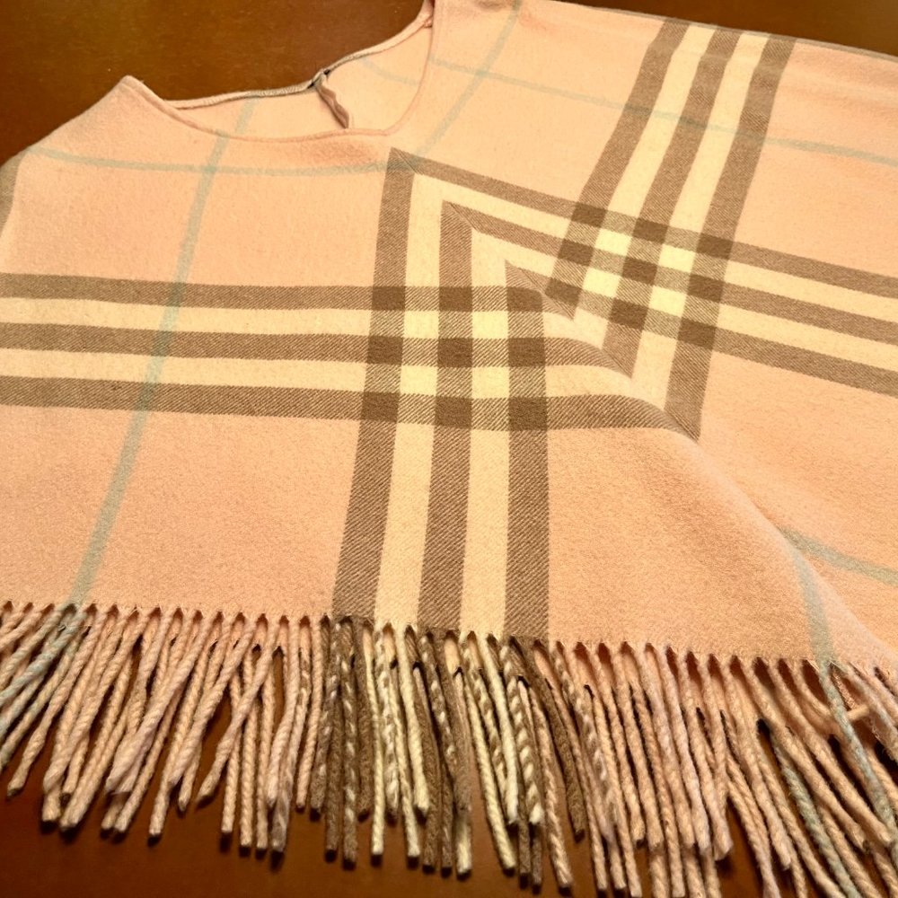 Burberry Cashmere/wool blend Poncho. Classic plaid in pink and brown
Candy Check - Picture 8 of 10
